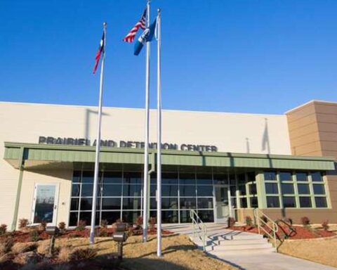 Negentienjarige Nederlandse vrouw in ICE-detentie na poging om 76 kg ketamine de VS in te smokkelen