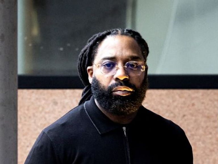 OM eist zeven maanden gevangenisstraf en contactverbod voor rapper Kempi om bedreigingen