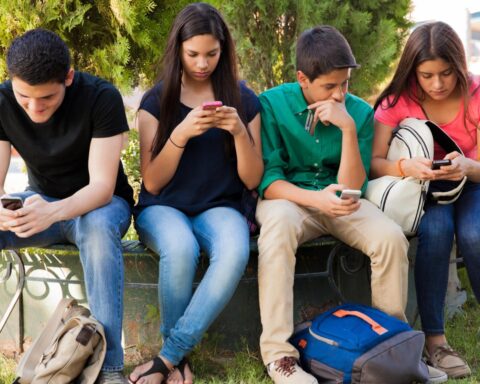 Onderzoek toont aan dat tieners vertrouwen op TikTok en Snapchat voor nieuws, maar dat ze het niet volledig vertrouwen