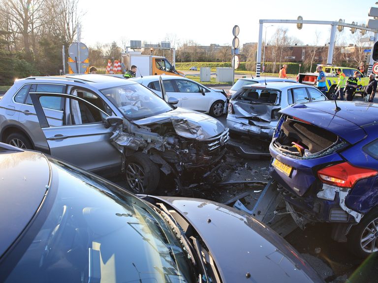 Ongeval met negen voertuigen in Voorburg leidt tot drie gewonden
