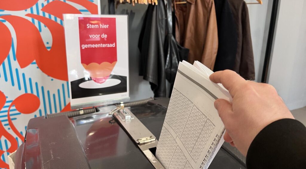 Opkomst bij gemeenteraadsverkiezingen in Nederland stijgt naar 53,7 procent