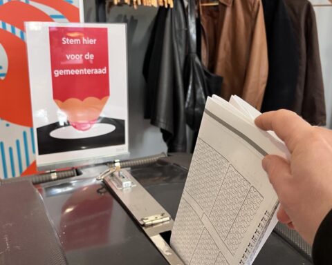 Opkomst bij gemeenteraadsverkiezingen in Nederland stijgt naar 53,7 procent