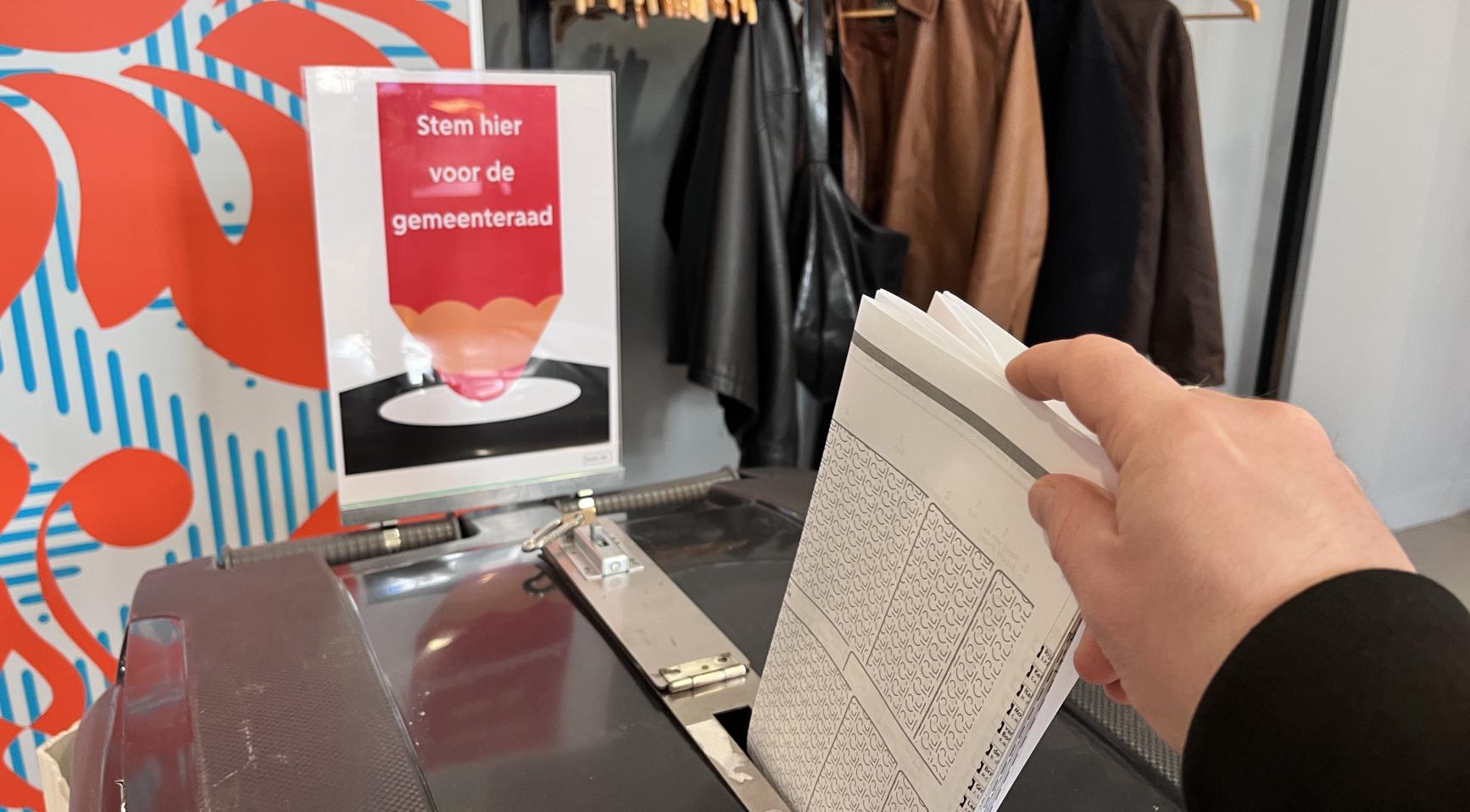 Opkomst bij gemeenteraadsverkiezingen in Nederland stijgt naar 53,7 procent