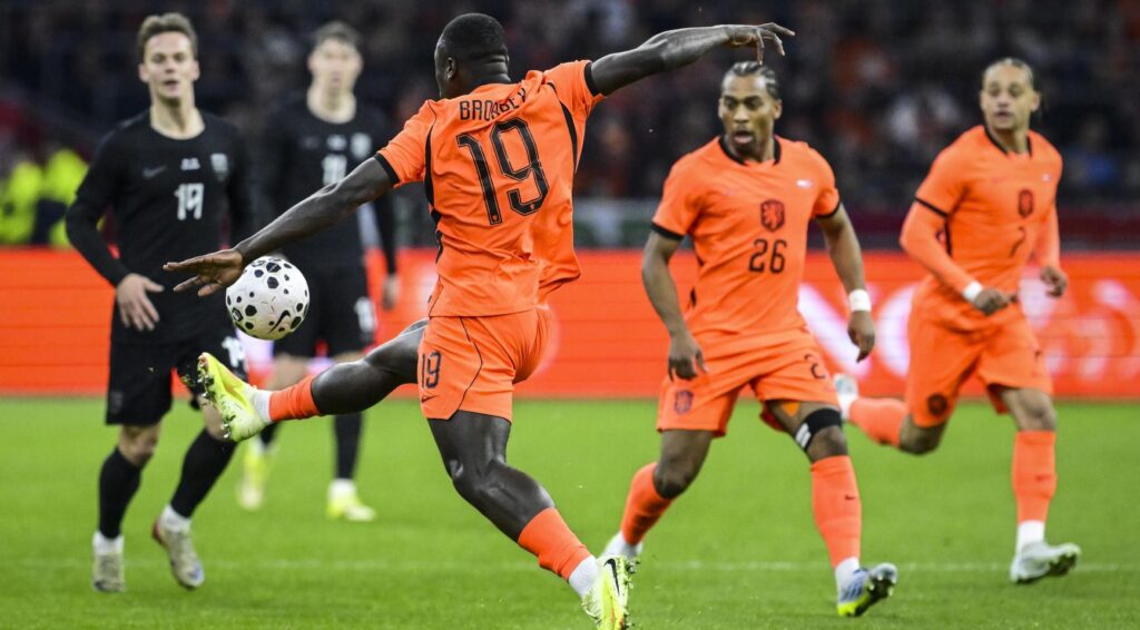 Oranje победил Норвегию со счётом 2-1 в товарищеском матче на стадионе Йохан Кройфф