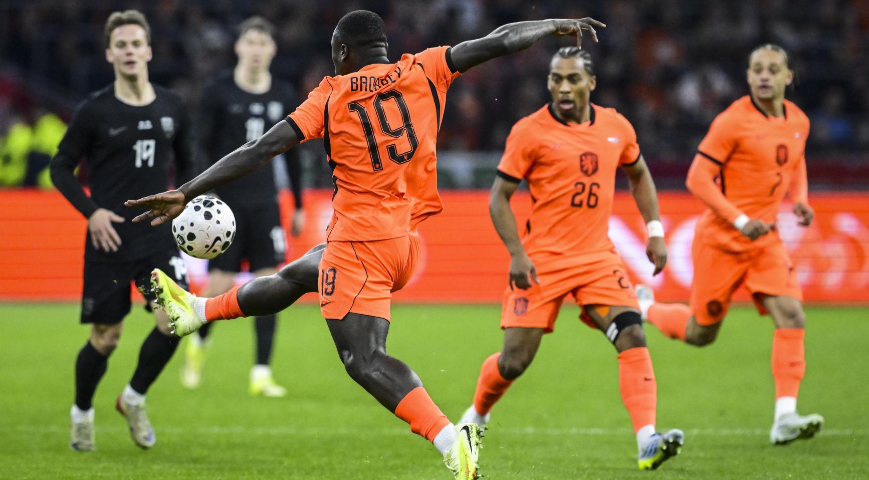 Oranje победил Норвегию со счётом 2-1 в товарищеском матче на стадионе Йохан Кройфф