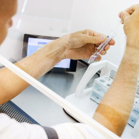 Oud-gynaecoloog Rijnstate biedt aan zijn biologische kinderen te ontmoeten