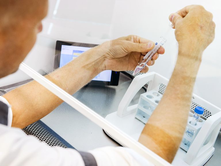 Oud-gynaecoloog Rijnstate biedt aan zijn biologische kinderen te ontmoeten