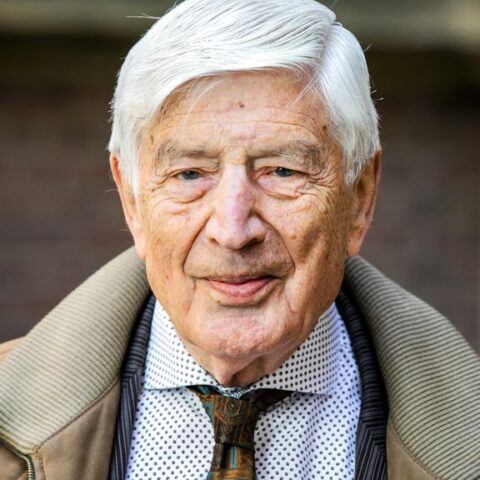 Oud-premier Van Agt vraagt koning om excuses aan Molukkers in Nederland