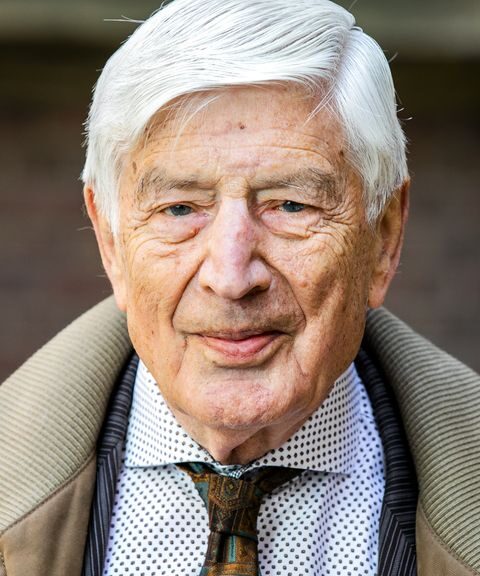 Oud-premier Van Agt vraagt koning om excuses aan Molukkers in Nederland