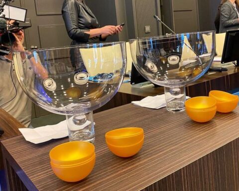 Partij voor de Dieren wint restzetel in Roermond na loting met balletjes