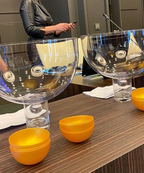 Partij voor de Dieren wint restzetel in Roermond na loting met balletjes