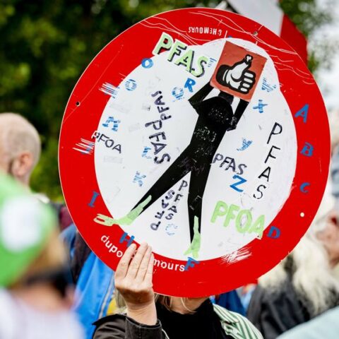 PFAS zijn giftig en kosten opruimen zijn hoog, maar verbod blijft uit