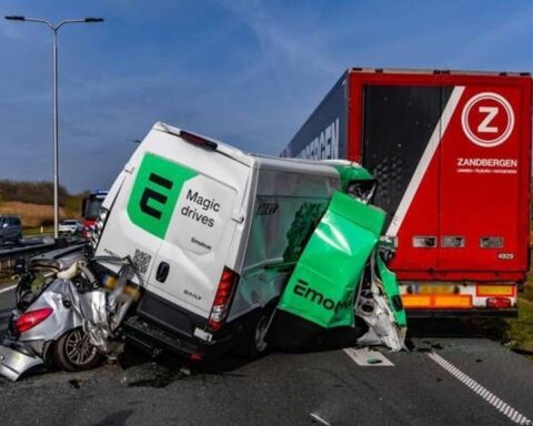 Politie beboet 112 automobilisten voor filmen van ongeluk op N279 bij Heeswijk-Dinther
