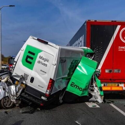 Politie beboet 112 automobilisten voor filmen van ongeluk op N279 bij Heeswijk-Dinther