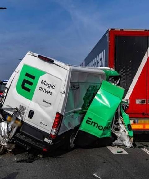 Politie beboet 112 automobilisten voor filmen van ongeluk op N279 bij Heeswijk-Dinther