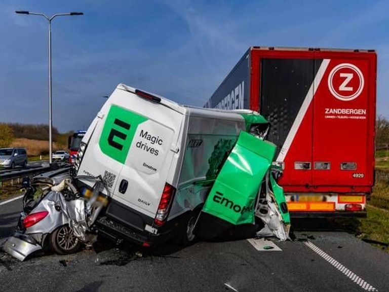 Politie beboet 112 automobilisten voor filmen van ongeluk op N279 bij Heeswijk-Dinther