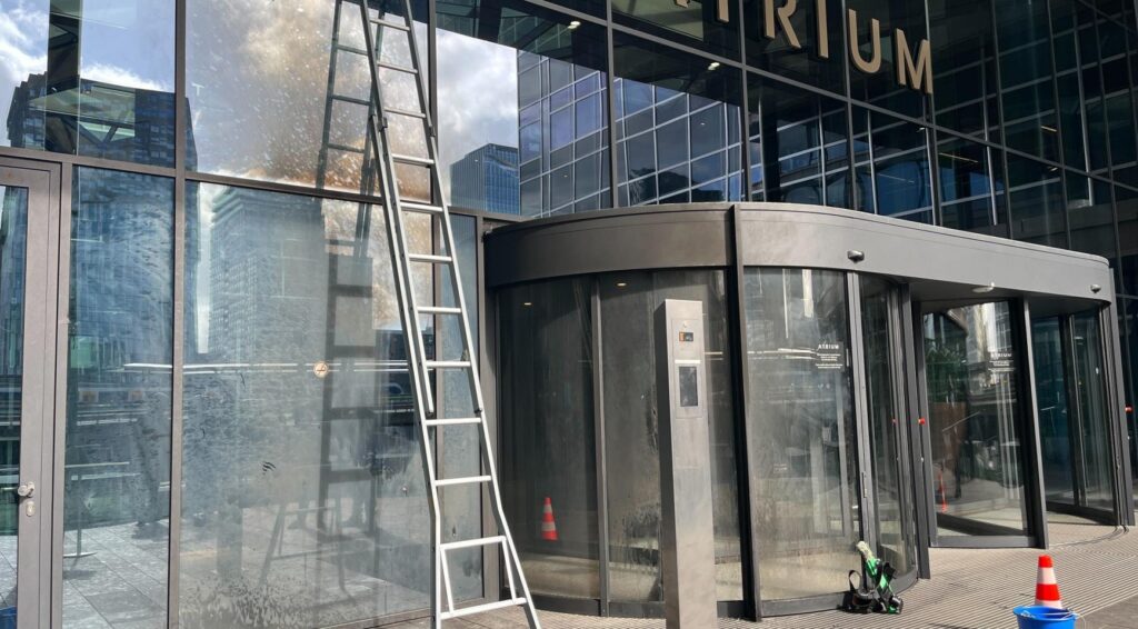 Politie publiceert foto van verdachte in explosie bij kantoorgebouw in Amsterdam