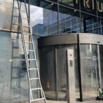 Politie publiceert foto van verdachte in explosie bij kantoorgebouw in Amsterdam