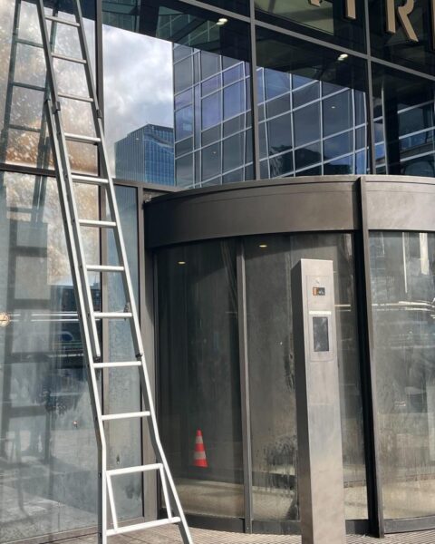 Politie publiceert foto van verdachte in explosie bij kantoorgebouw in Amsterdam