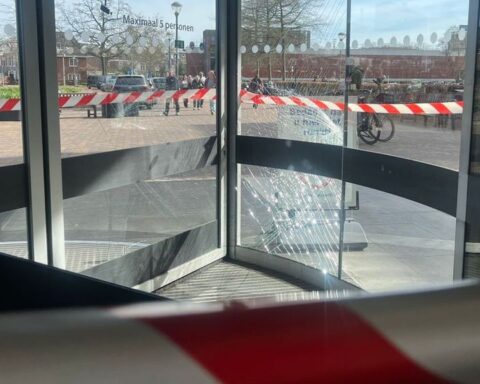 Politie zoekt gewapende gedetineerde na ontsnapping tijdens ziekenhuisbezoek in Utrecht