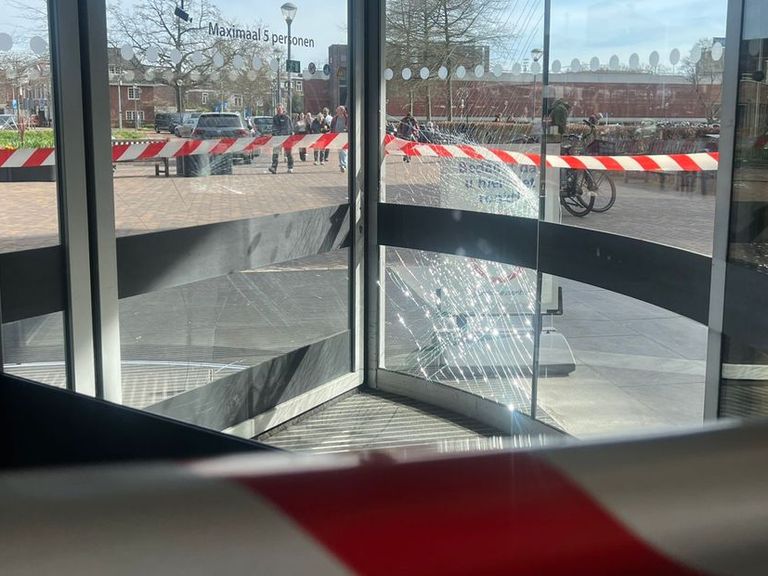 Politie zoekt gewapende gedetineerde na ontsnapping tijdens ziekenhuisbezoek in Utrecht