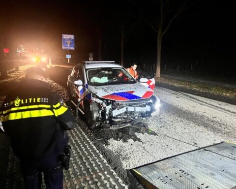 Politieauto botst op asfaltberg tijdens werkzaamheden in Haelen, twee agenten lichtgewond