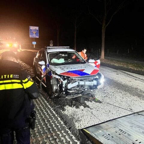 Politieauto botst op asfaltberg tijdens werkzaamheden in Haelen, twee agenten lichtgewond