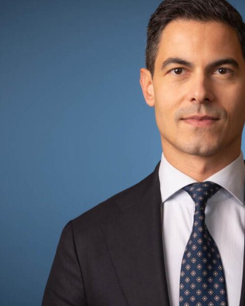 Premier Jetten weigert brandstofbelastingen te verlagen terwijl gasprijzen met 30% stegen