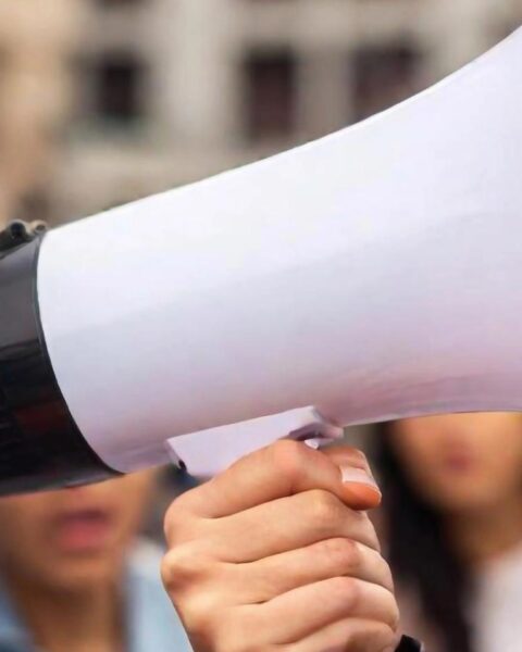 Protesten tegen en voor de oorlog in Iran in Den Haag trekken honderden, politie houdt groepen uit elkaar