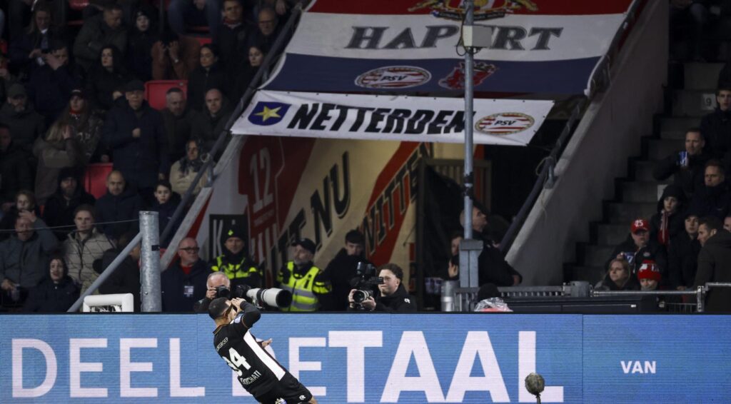 PSV verliest voor de derde keer in de Eredivisie na 3–2 nederlaag tegen NEC in Eindhoven