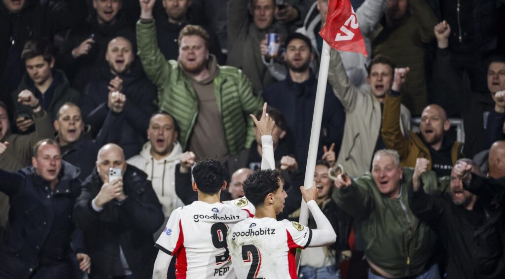 PSV verslaat AZ Alkmaar met laat doelpunt van Ricardo Pepi voor 2-1 overwinning