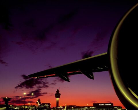 Regering handhaaft grens van 478.000 vluchten op Schiphol ondanks juridische tegenslag