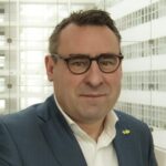 Richard de Mos ontdenyert dat hij niet-Nederlandstaligen inhuurt voor campagnewerk