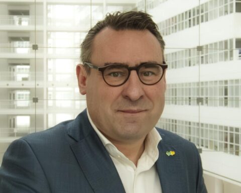 Richard de Mos ontdenyert dat hij niet-Nederlandstaligen inhuurt voor campagnewerk