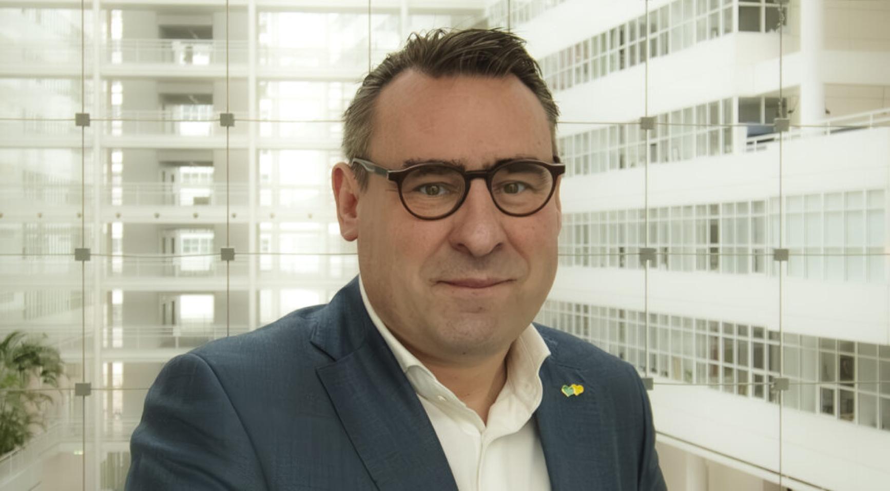 Richard de Mos ontdenyert dat hij niet-Nederlandstaligen inhuurt voor campagnewerk