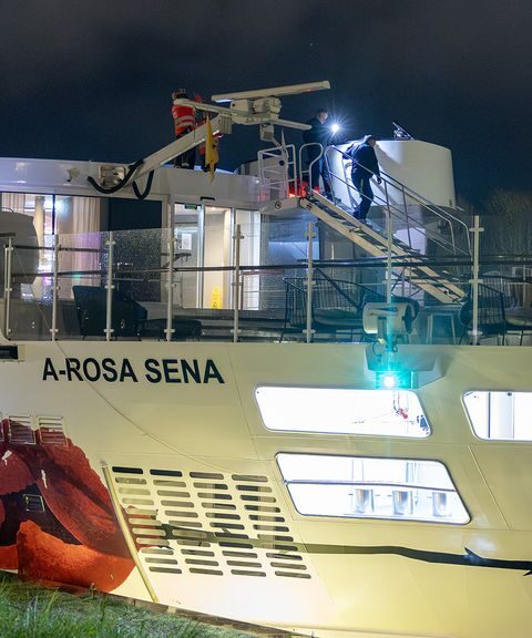 Riviercruiseschip A-Rosa Sena botst tegen brug in Amsterdam, schipper lichtgewond