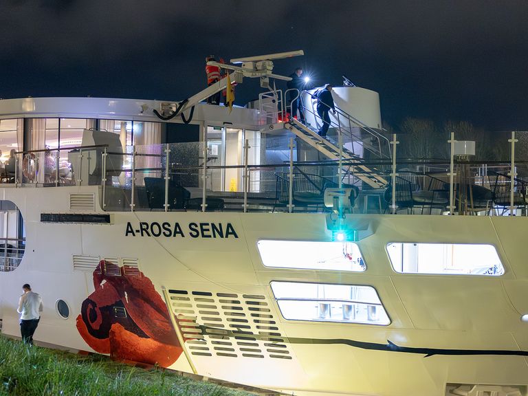 Riviercruiseschip A-Rosa Sena botst tegen brug in Amsterdam, schipper lichtgewond