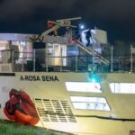 Riviercruiseschip botst tegen brug in Amsterdam, passagiers geëvacueerd