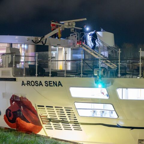 Riviercruiseschip botst tegen brug in Amsterdam, passagiers geëvacueerd