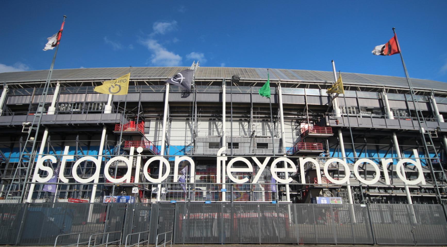 Robin van Persie blijft aan als hoofdtrainer bij Feyenoord na spoedoverleg bestuursleden