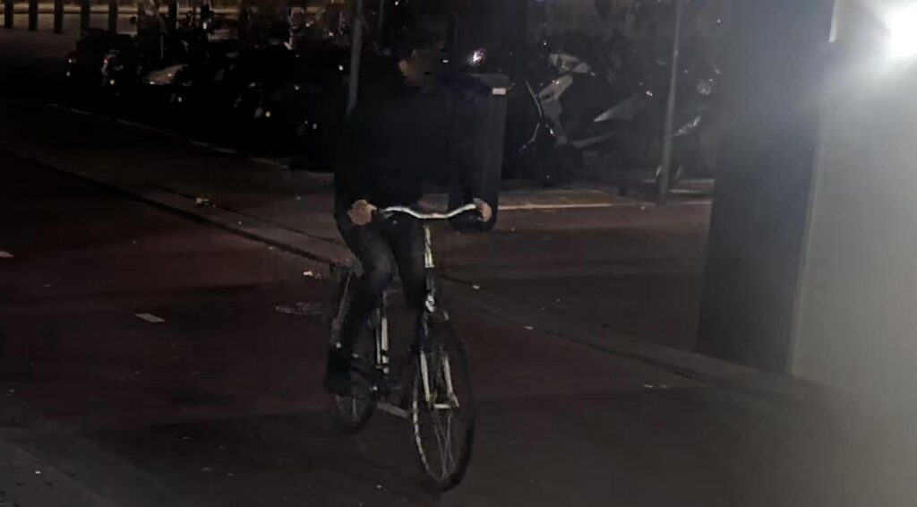 Rotterdamse motorfietser beschuldigd van aanranding van 13 vrouwen moet gevangenisstraf krijgen