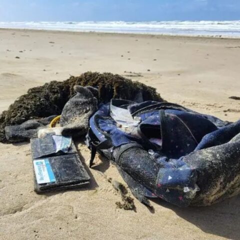 Rugtassen aangespoeld op strand van Camperduin, vermoedelijk van migranten op oversteek