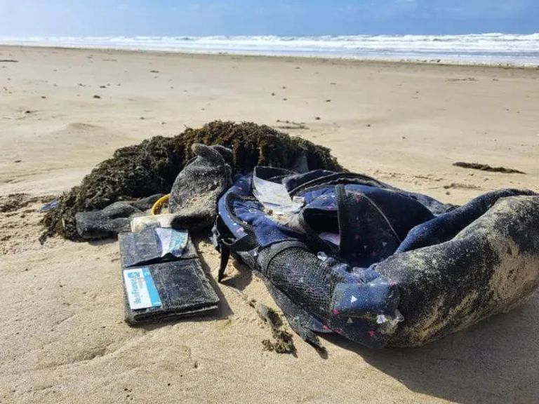 Rugtassen aangespoeld op strand van Camperduin, vermoedelijk van migranten op oversteek