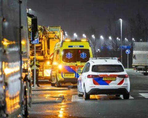 Slachtoffer schietpartij bij tankstation langs A1 in Muiden overleden