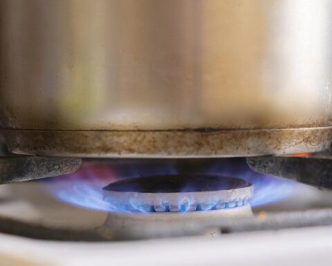 Steigende druk op Nederlandse regering voor verlichting van energiekosten en brandstofprijzen