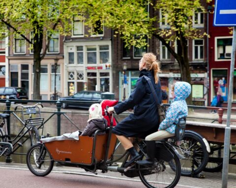 Stijgende huizenprijzen drukken geboortevoet in Nederland, stelt onderzoek vast