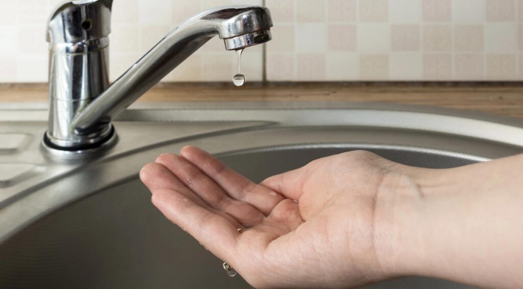 Tienduizenden in IJmond zonder water na grote leidingbreuk