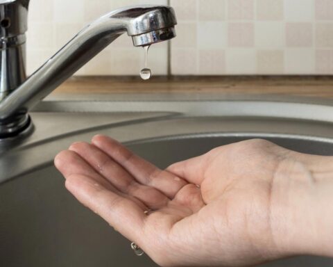 Tienduizenden in IJmond zonder water na grote leidingbreuk