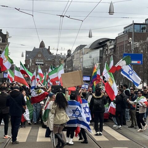 Tienduizenden vieren in Nederland na aanvallen die Iran's hoogste leider doden