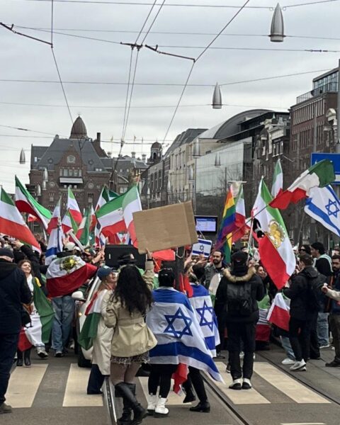 Tienduizenden vieren in Nederland na aanvallen die Iran's hoogste leider doden